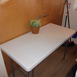 FOLDING TABLE 