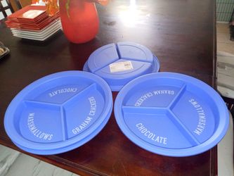 New plastic serving plates