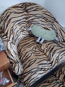 Tiger stipend lounge chair and foot rest