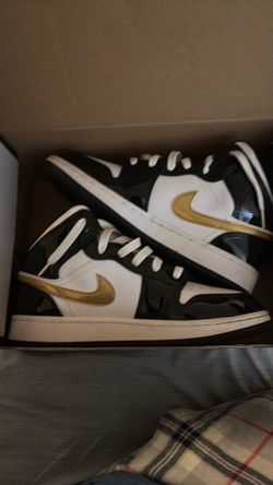Selling Air Jordan 1 mid se ( GS) Nike size 7 Y black metallic gold white noir