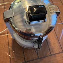 For sale is an Acme 11JE21 6001 Juicer in excellent condition.  Selling it because we upgraded to something else.  Come from smoke free/pet free home.