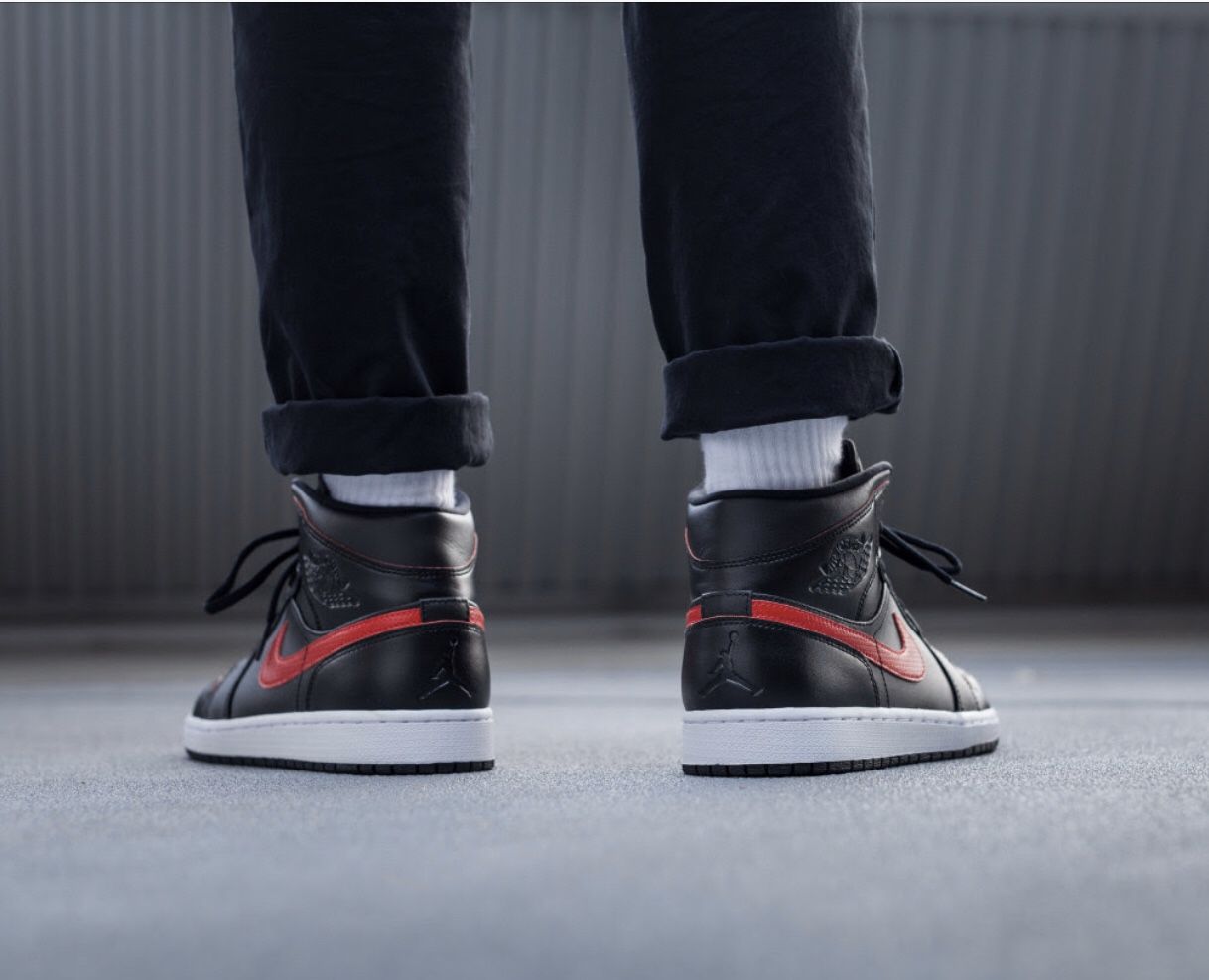 Nike Air Jordan 1 Retro Mid 'Black Team Red' sz 10 - www Nike Air Jordan 1 Retro Mid 'Black Team Red' sz 10 - www