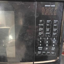Functional Frigidaire microwave. Black color. Has sensor cook feature and a digital display. Comes with a glass turntable and roller ring. Many preset