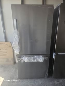 New Open Box Hisense 31" Wide 17cu Ft Stainless Steel Apartment Size Bottom Freezer Refrigerator