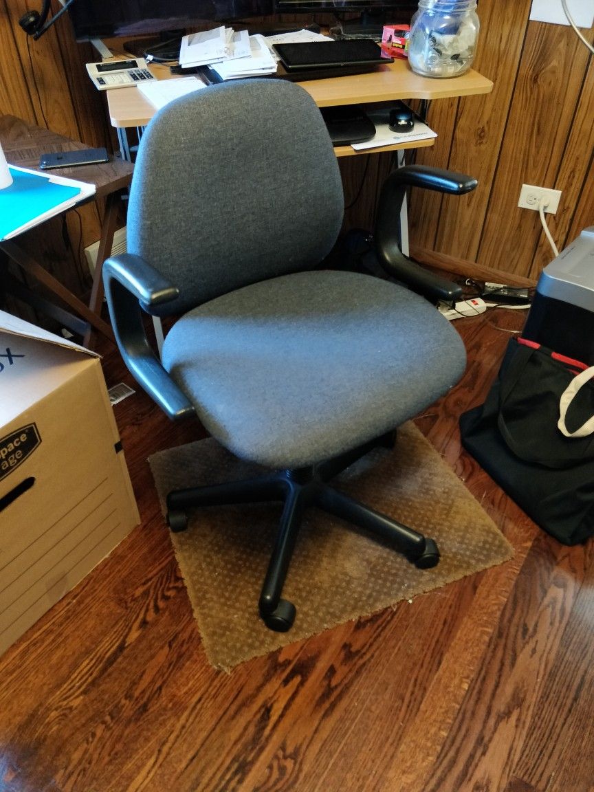 MUST GO TODAYOffice Chair With Reclining Back And Adjustable Height