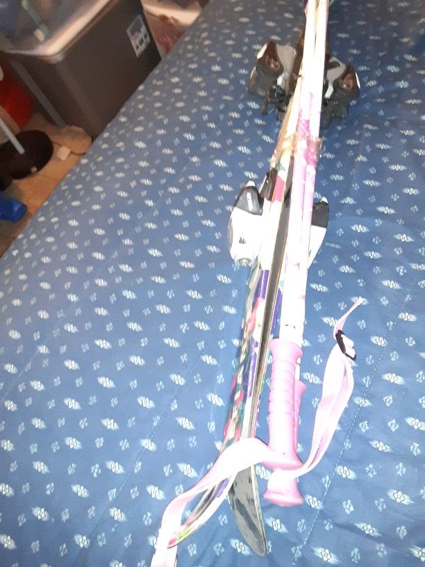 DEFIANCE SNOW SKI, BINDING AND POLES. $100 FIRM PRICE. 328 N 11TH ST 126 LAS VEGAS NV 89101