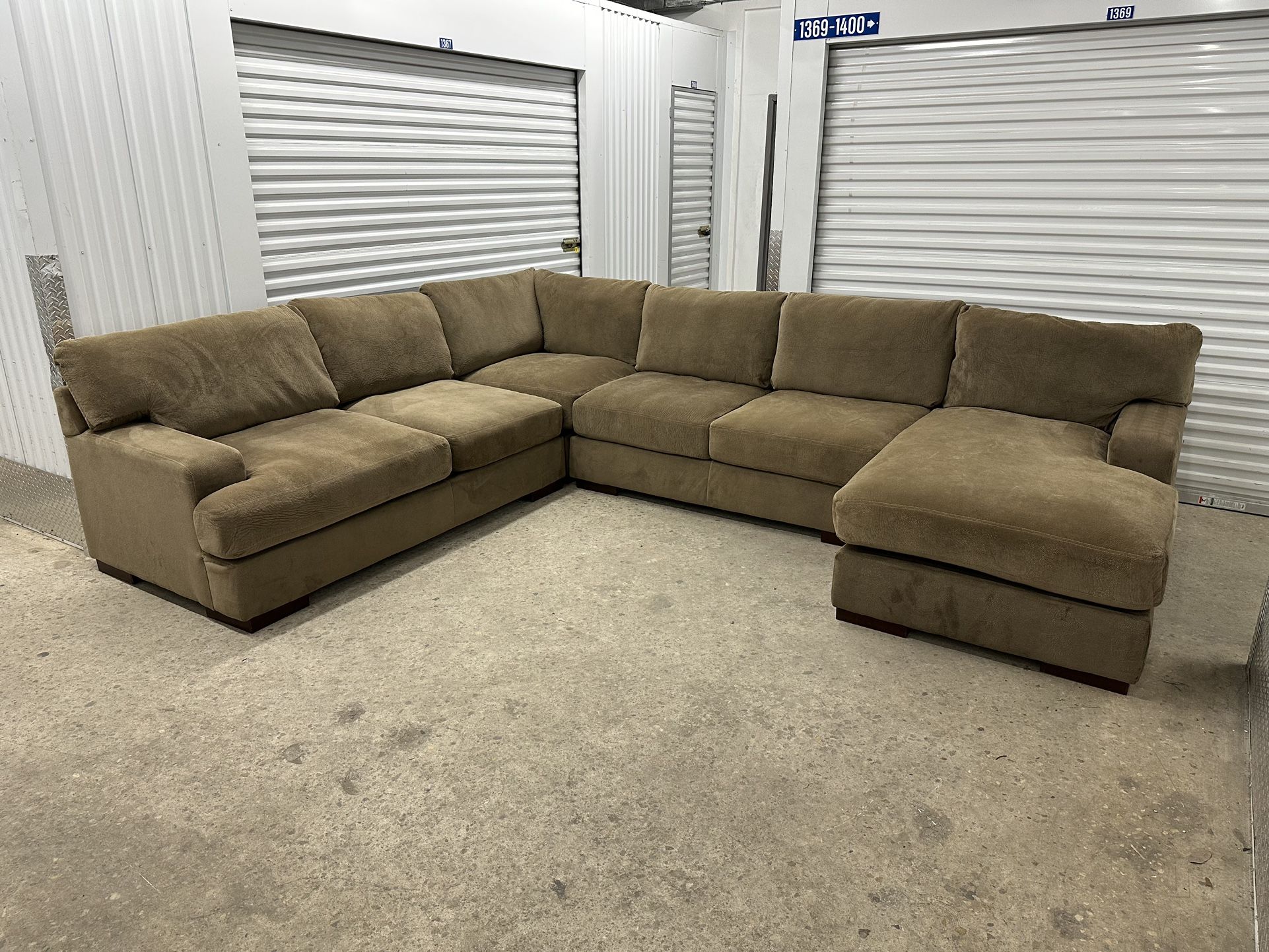 FREE DELIVERY 🚚 FOUR PIECE ASHLEY FURNITURE SECTIONAL
