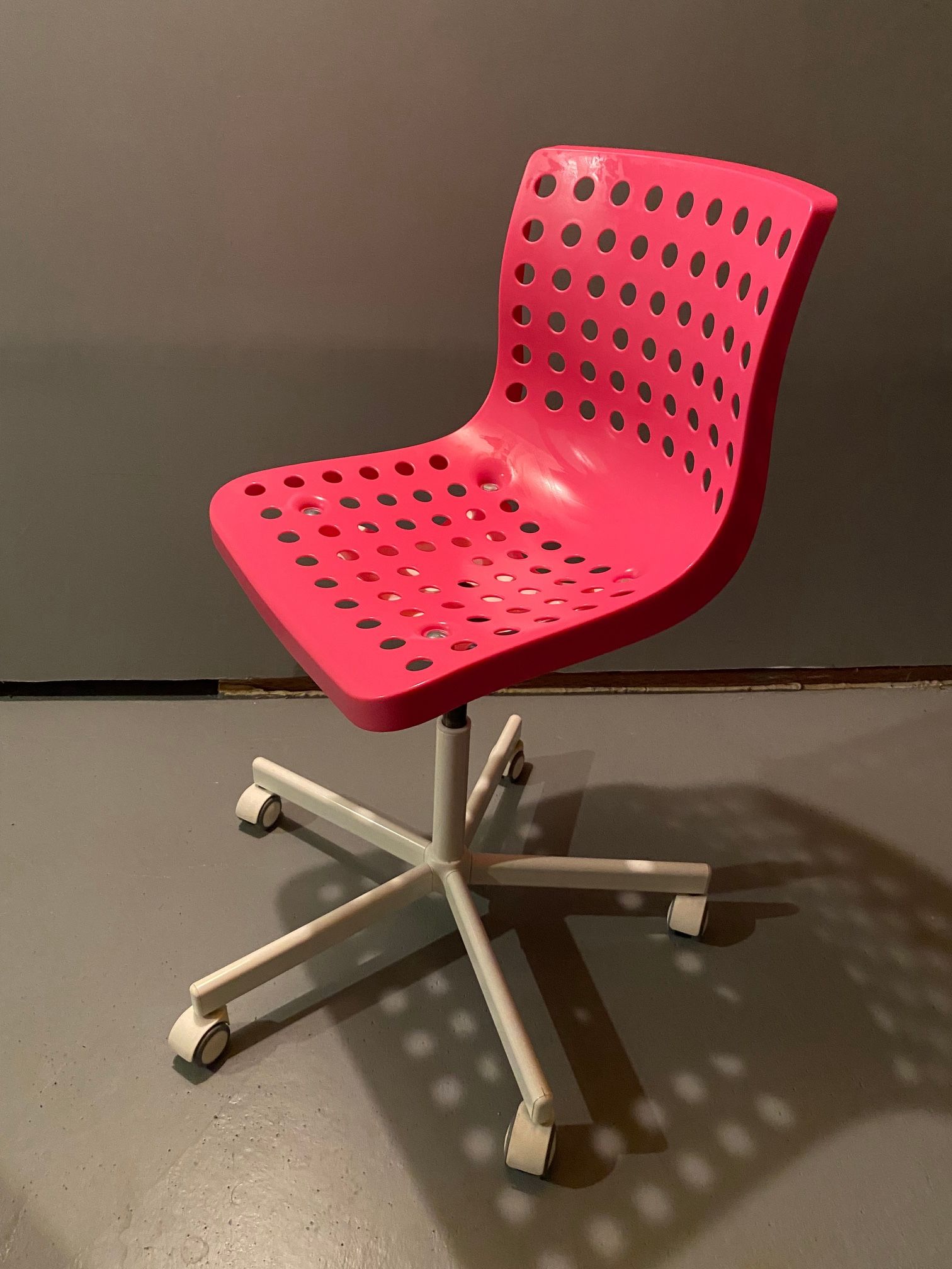 IKEA SPORREN SKALBERG SWIVEL DESK CHAIR IN PINK COLOR