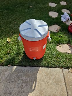 5 Gal Rubbermaid Water Dispenser