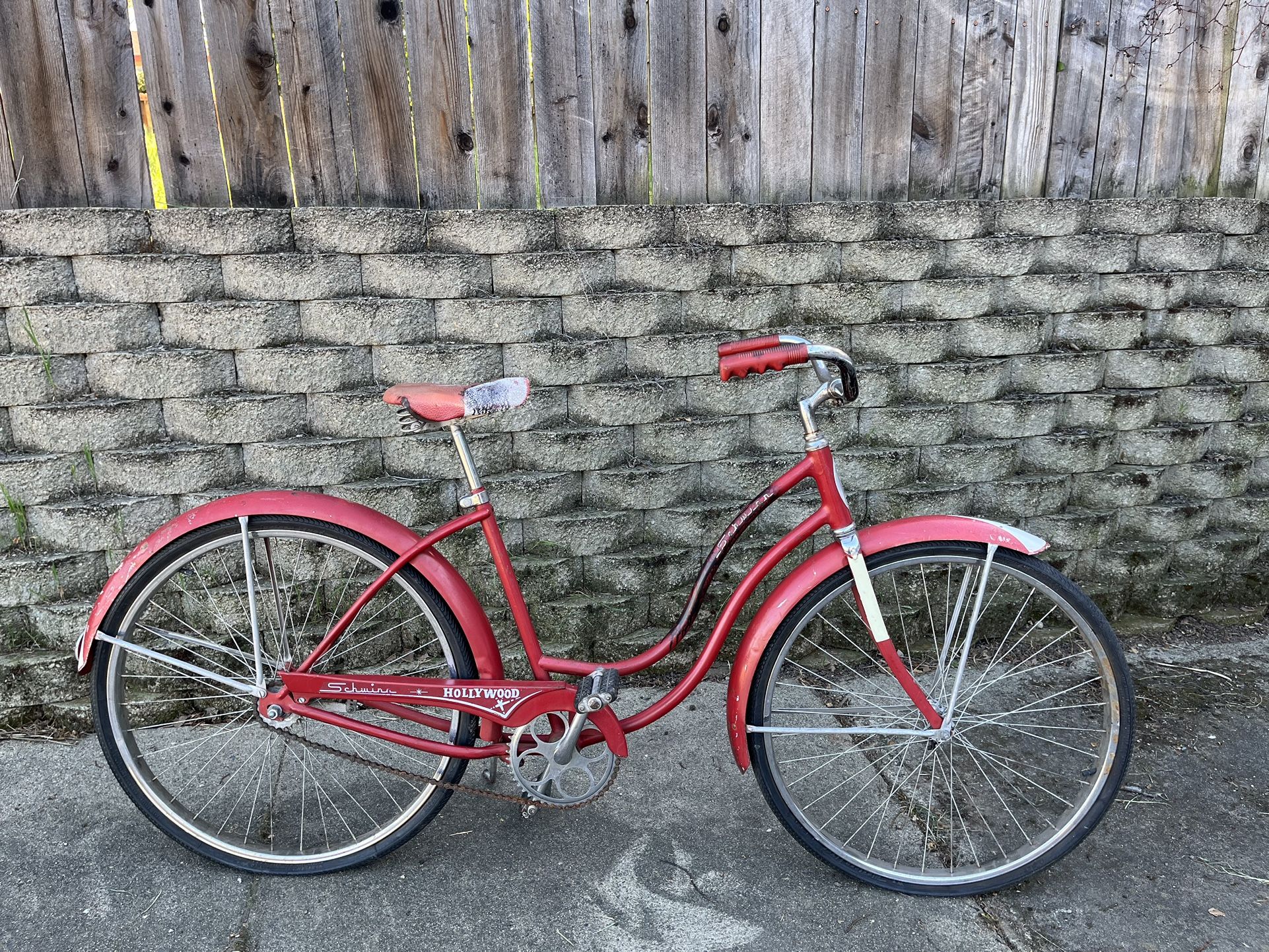 Vintage ‘Schwinn HOLLYWOOD’ Ladies Bike