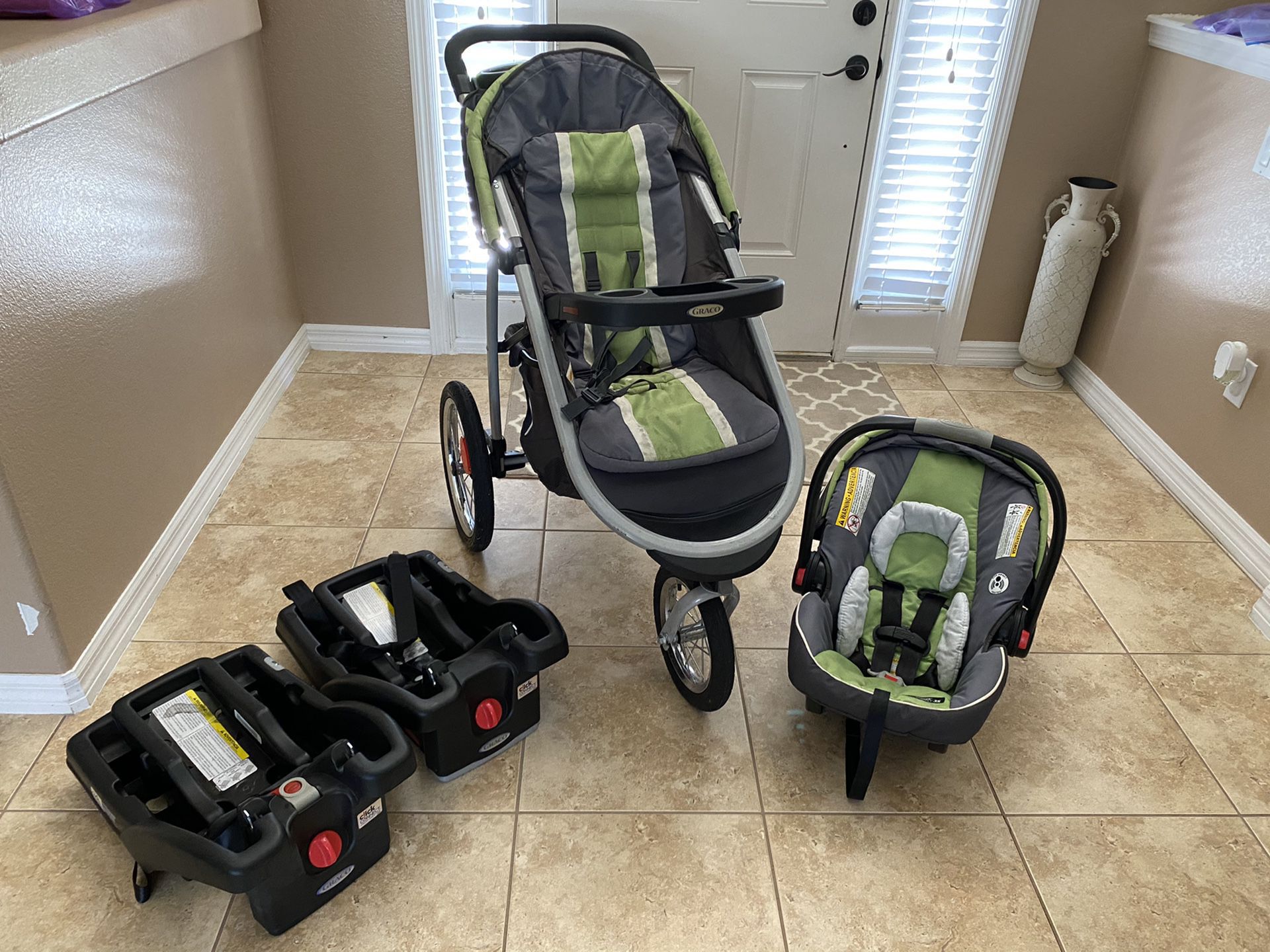 Graco Click Connect Travel System - car seat expires 9/2021 includes car seat, jogging stroller and ONE car seat bases