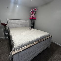 Qeen Bed and mattress (cama y colchón)