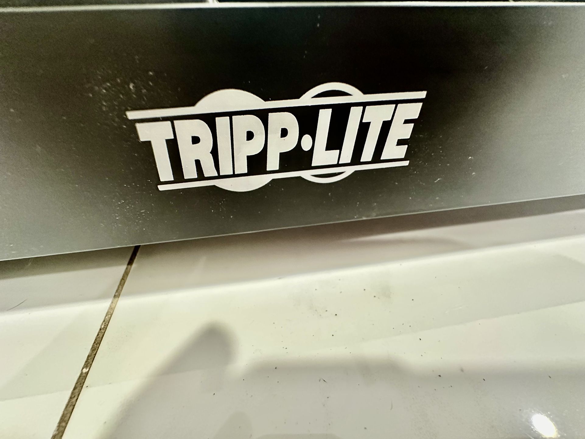 Tripp.lite Regleta de Corriente 30 Tomás Para Enganchar