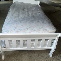 Toddler Bed and 2 Mattress 