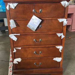 Signature Design by Ashley Alisdair Cómoda de 5 Cajones en Marrón Oscuro Cálido