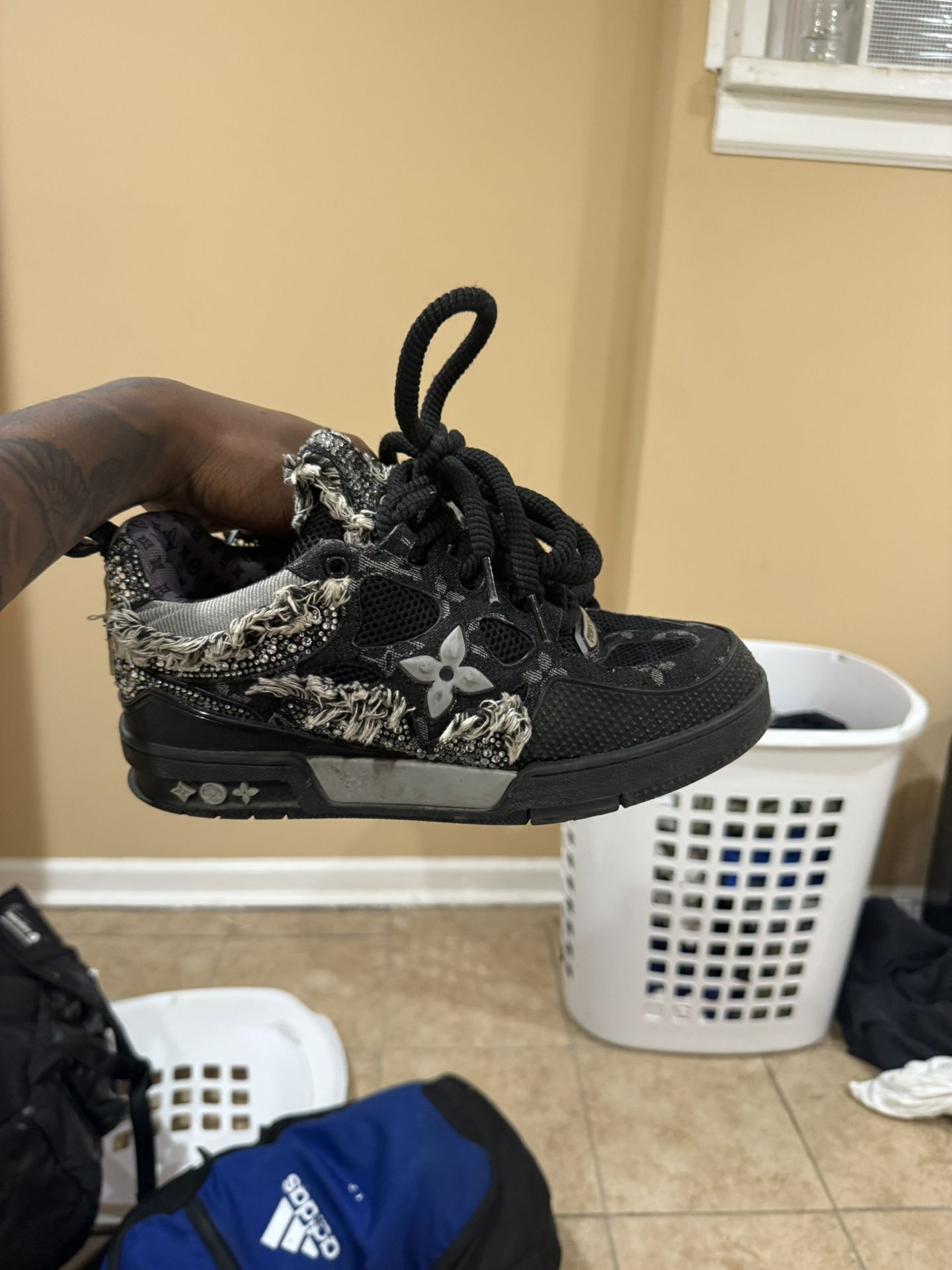 Lv Skates Size 9