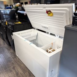 Frigidaire Freezer (Take It Home In Payments/ llévatelo a casa en pagos) 