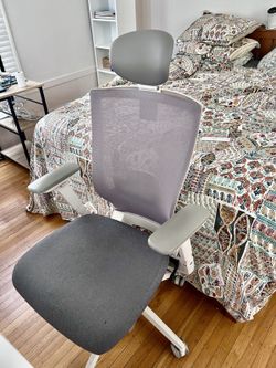 Gray mesh office chair (SIDIZ T50)