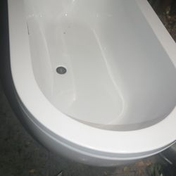 Ove Decore Bathtub In Good Shape 