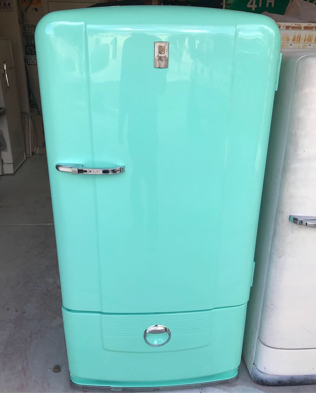 Vintage 40s 50s refrigerator