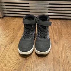 Sneakers Boys - Size 2 Like New 