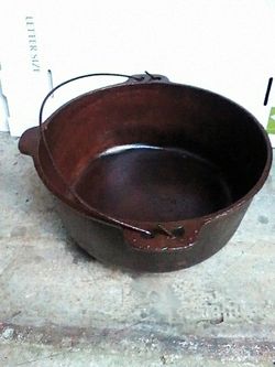Cast iron kettle 12 in across 6 in tall