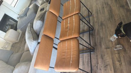3 barstools free