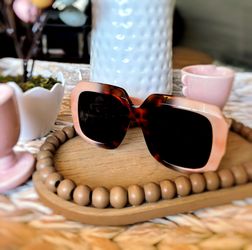 Gucci glasses, in excellent condition. Price: $120.