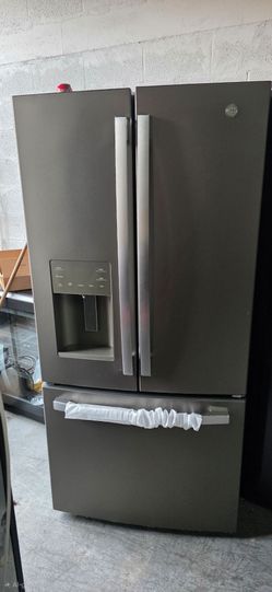 GE 33 INCHES REFRIGERATOR FRENCH DOOR LIKE NEW WITH ICE MAKER AND WATER