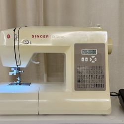 Singer Brilliance Sewing Machine – Excellent Condition