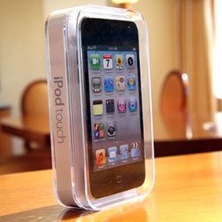 NEW APPLE IPOD TOUCH 4TH GEN 32GB + USB CHARGER CABLE