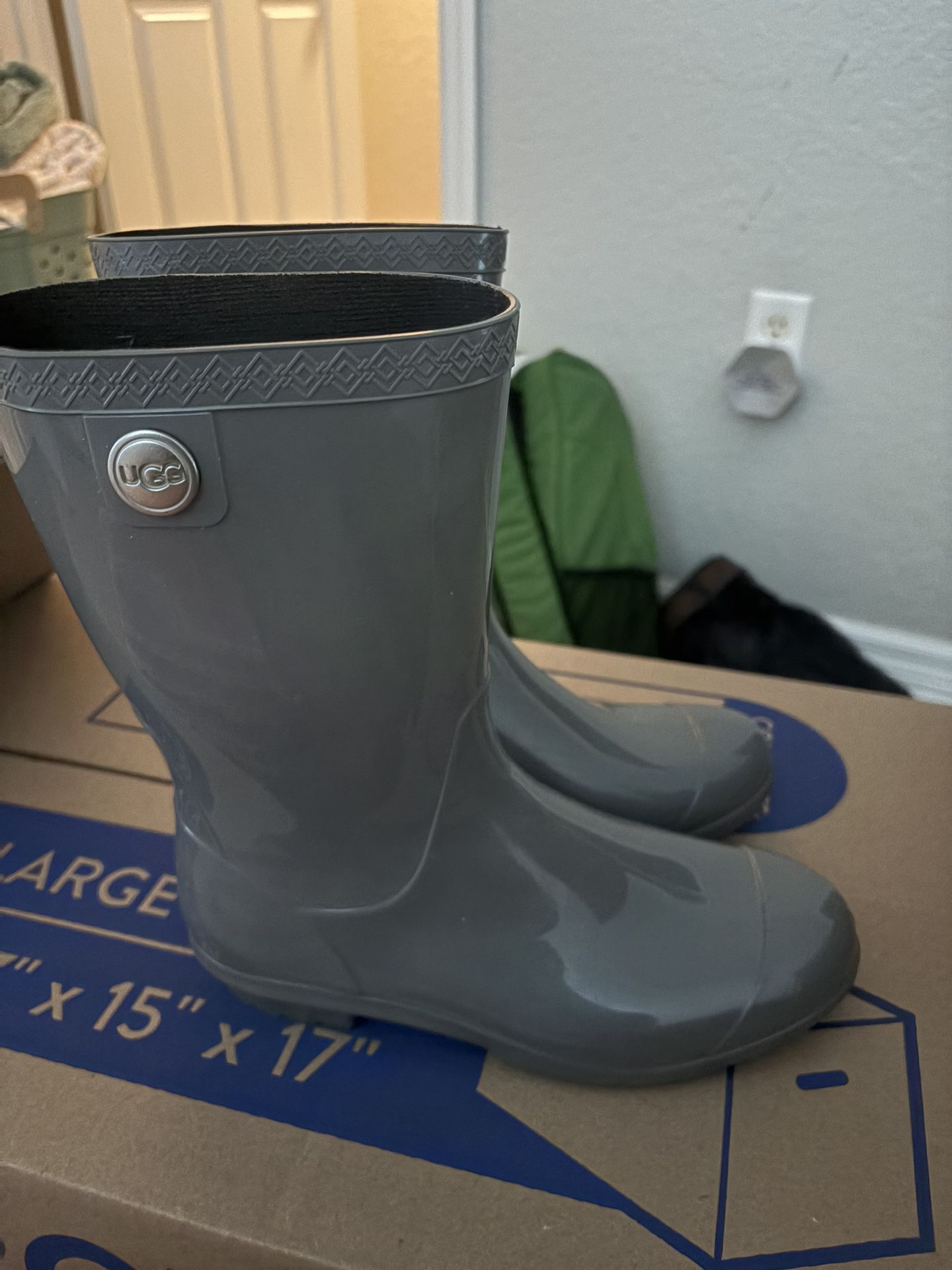 Woman Ugg Rain Boots - Size 7