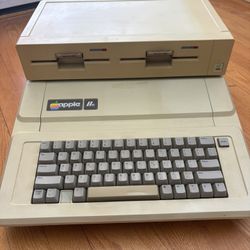 Vintage 1980s Apple IIe Computer