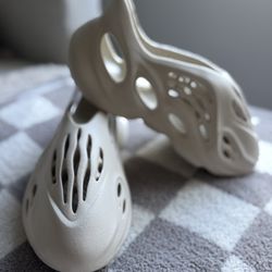 Adidas Yeezy Foam RNR sand size 10