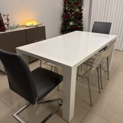 WHITE DINNING TABLE ABBY 63” / Mesa Blanca para Comedor 