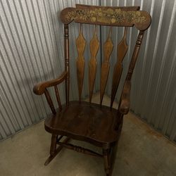Vintage Windsor Arm Chair – Solid Wood – Great Condition