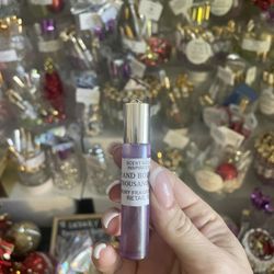 Bath & Body Works Fragrance Oil ✨🎁  🌸 Experience your favorite Bath & Body Works scents in a convenient 10mL roll-on bottle. Perfect for on-the-go f