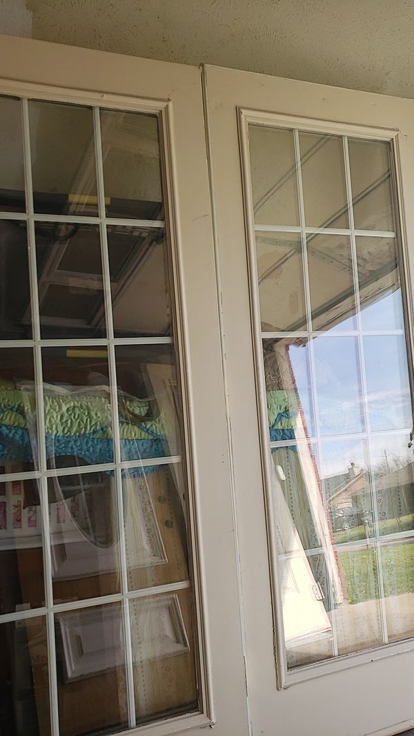 2 puertas de patio son de medio uso pero están en buenas condiciones