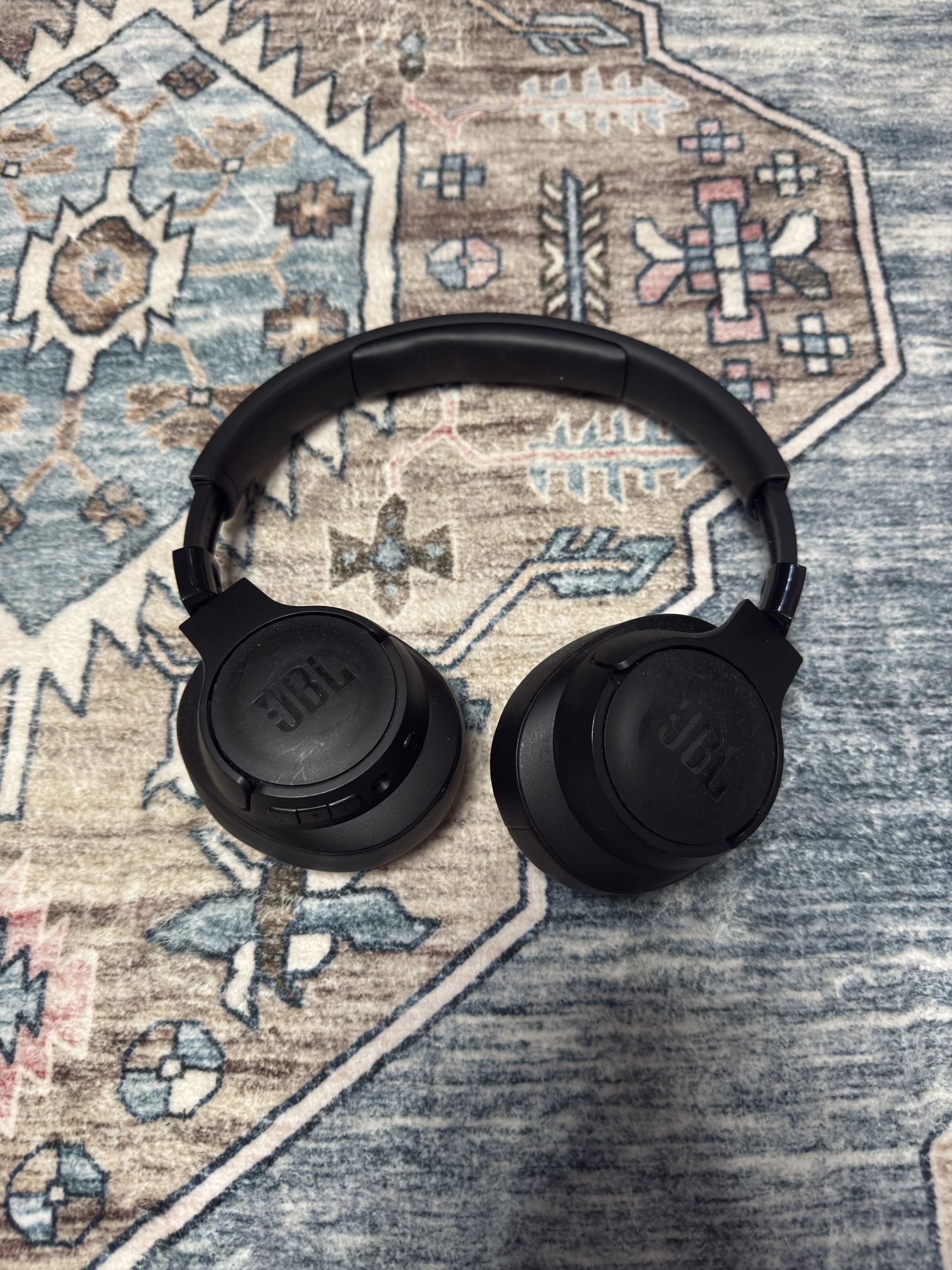 JBL Tune 720BT  headphones