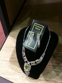 Really beautiful and antique necklace set