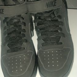 Black Nike Shoes Size 5y