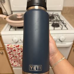 YETI 36 OZ WATER BOTTLE WITH CHUG CAP