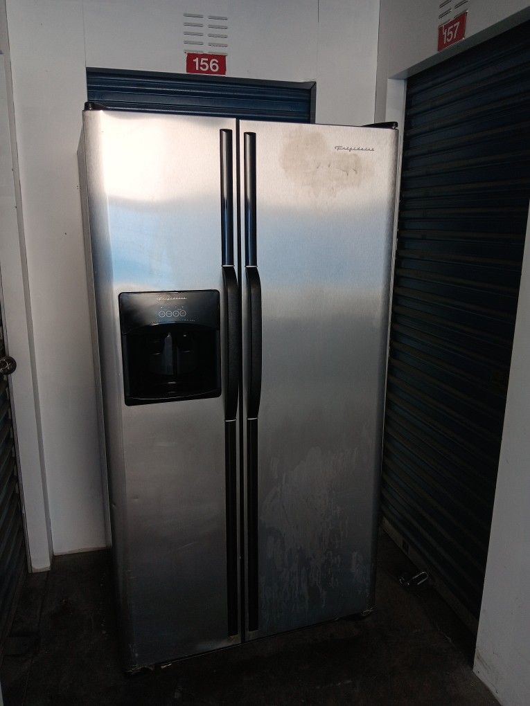 Fridge In Working Condition Delivery Available Fridge And Freezer Work Great Icemaker Doesn't Work Two Months Warranty