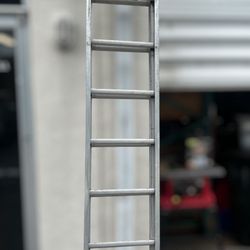 18’ Aluminum Extendable Ladder! Good condition. Missing one foot stabilizer. Attached photo of what’s needed, $17.99 on Amazon