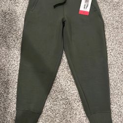 New Kirkland Woman Joggers Size Medium 