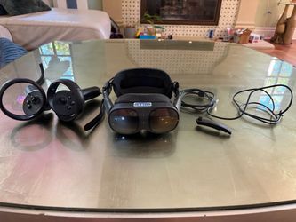 HTC VIVE XR Standalone VR/MR Headset a Bundle