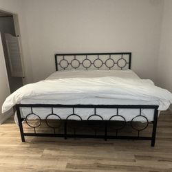 California King Bed Set – Bed Frame, Mattress, Sheets & Comforter – Excellent Condition