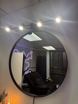 Round Mirror With LED Vanity Lights – Excellent Condition