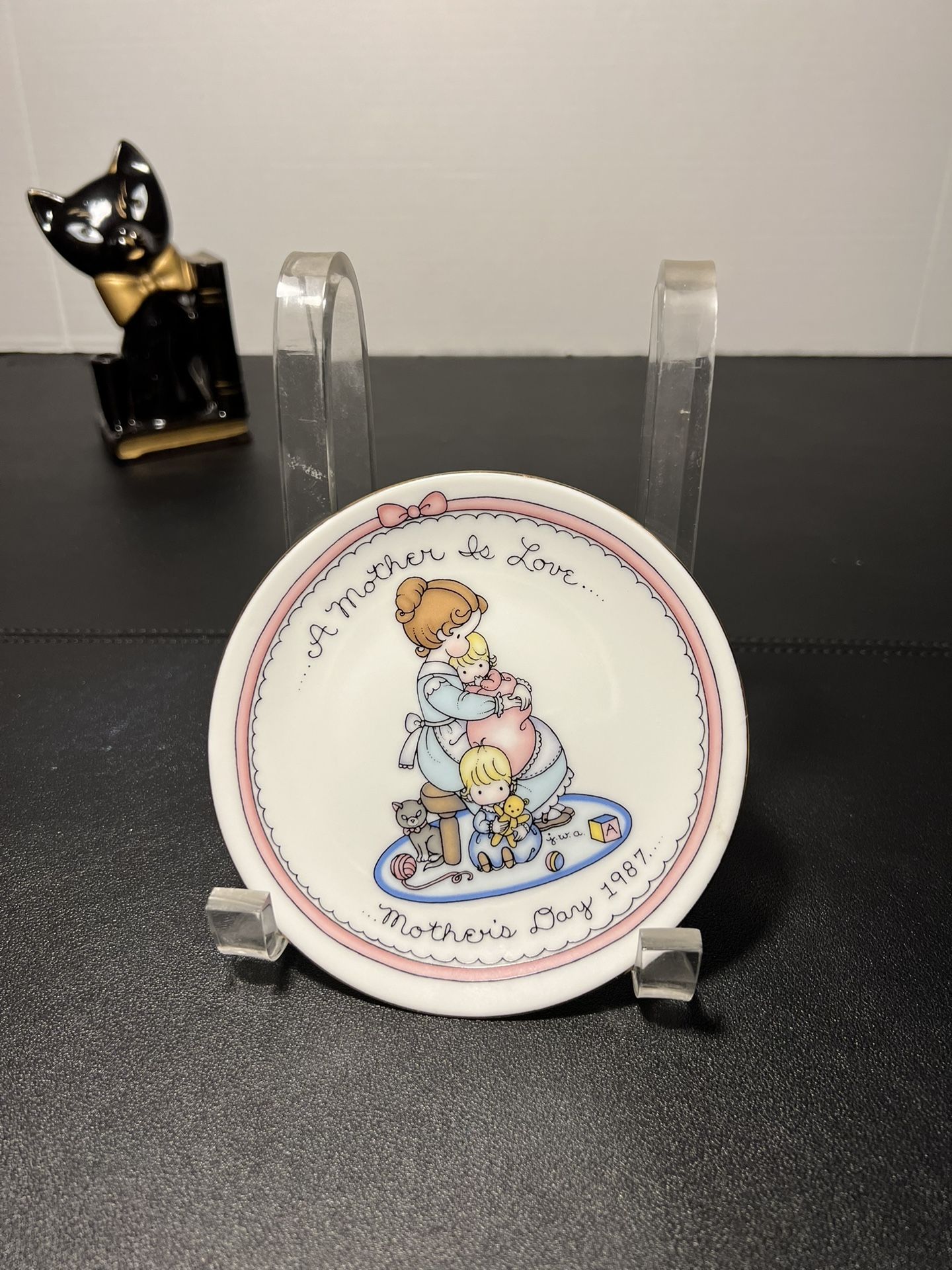 Avon Vintage 1987 Collector Plate A Mother is Love Mother's Day Joan Walsh Anglund