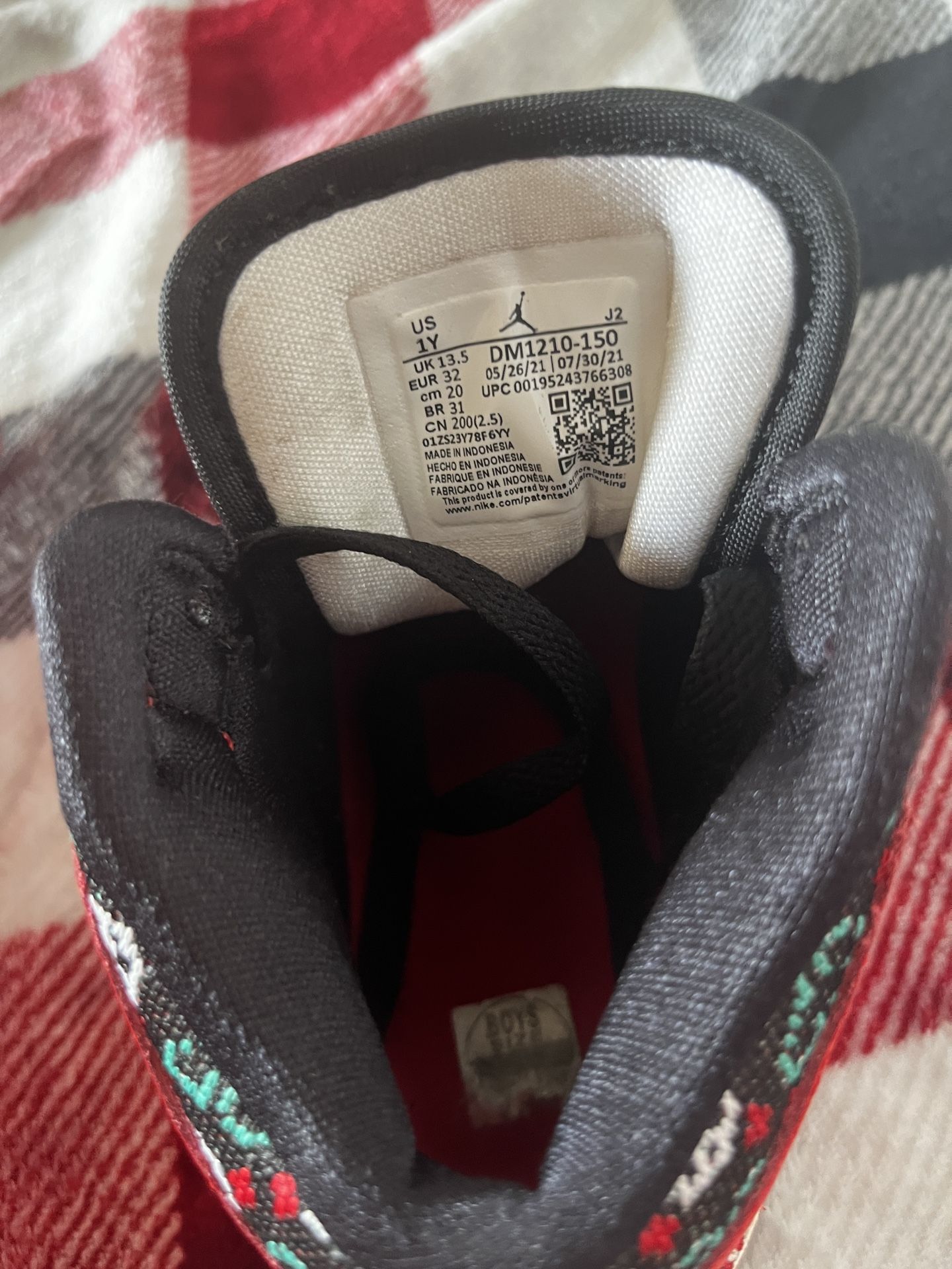 Brand new barley used youth Jordan Mid SE